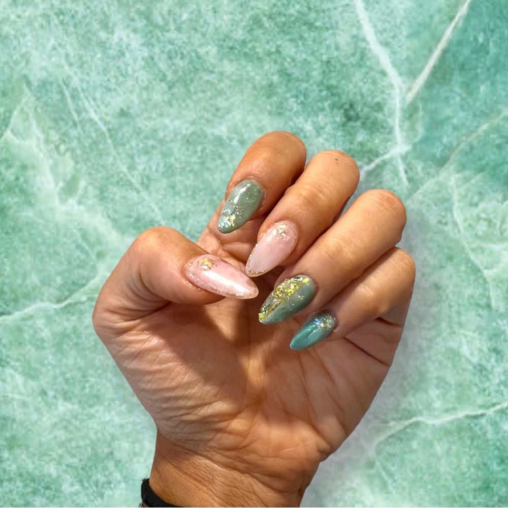 HANDPAINTED JADE CRYSTAL GOLD & GREEN SPARKLE GEL PRESS ON NAILS